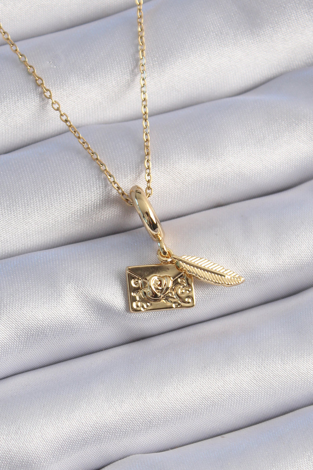316L Çelik Gold Renk Kalp Detay Mektup Figür Charm Model Kadın Kolye TG27BKO9314