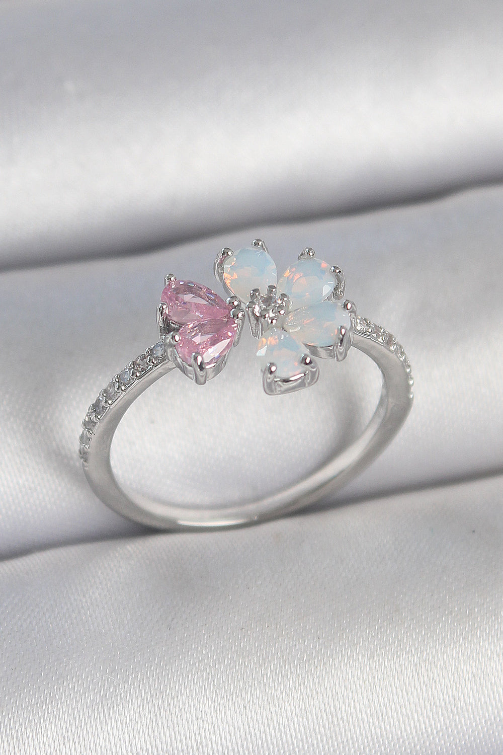 Pirinç Gümüş Renk Beyaz Mineli Pembe Zirkon Taşlı Çiçek Model Kadın Yüzük TG27BYK3708