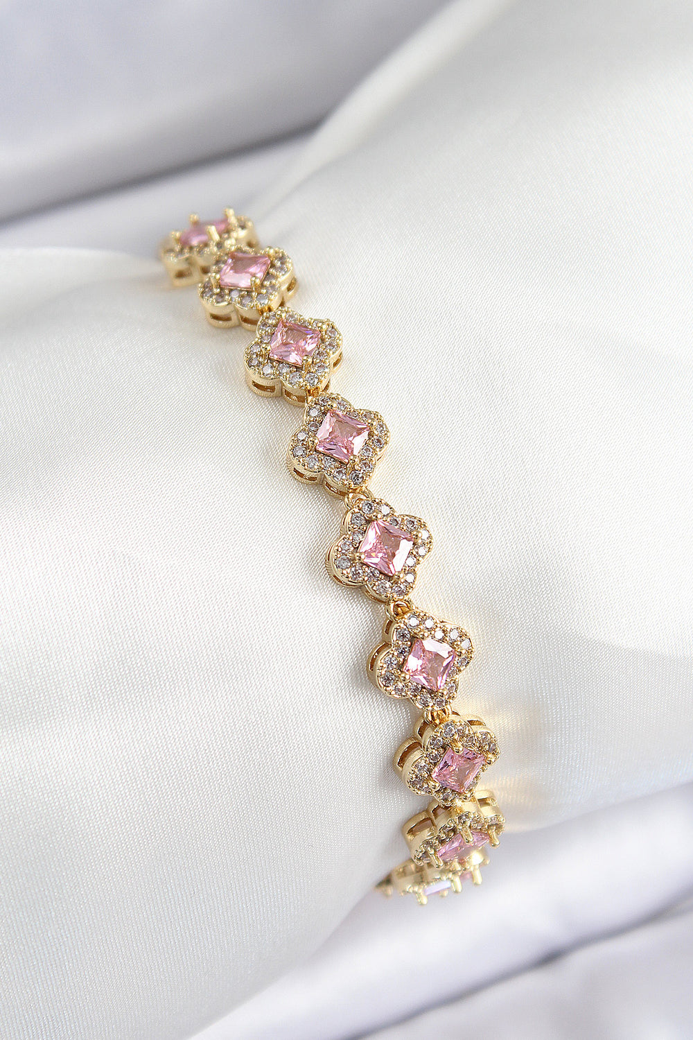 Pirinç Zirkon Taşlı Pembe Yonca Baget Model Gold Renk VIP Seri Kadın Bileklik TG27BB7506