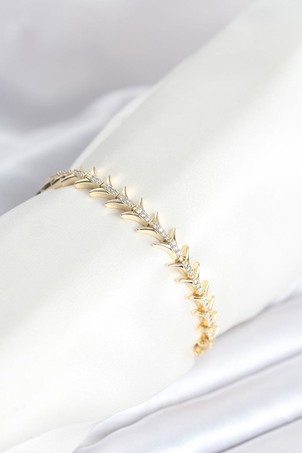 Pirinç Gold Renk Balık Sırtı Model Zirkon Taşlı Kadın Bileklik TG27BB8027
