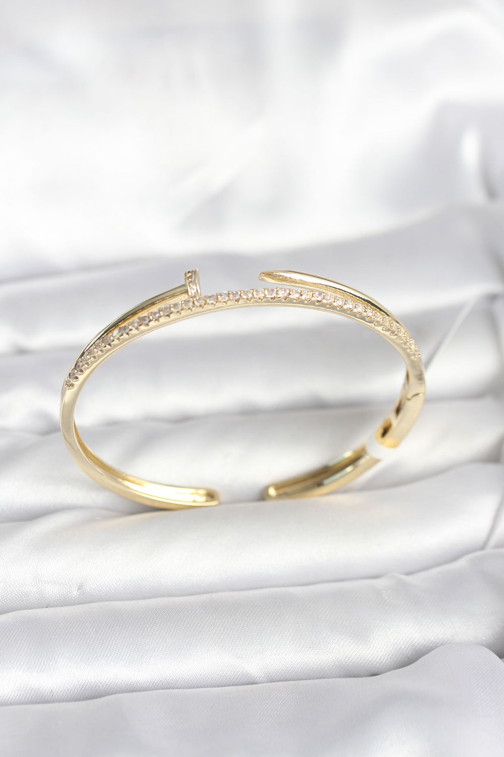 Pirinç Gold Renk Zirkon Taşlı Çivi Model Kadın Kelepçe Bileklik TG27BB8090