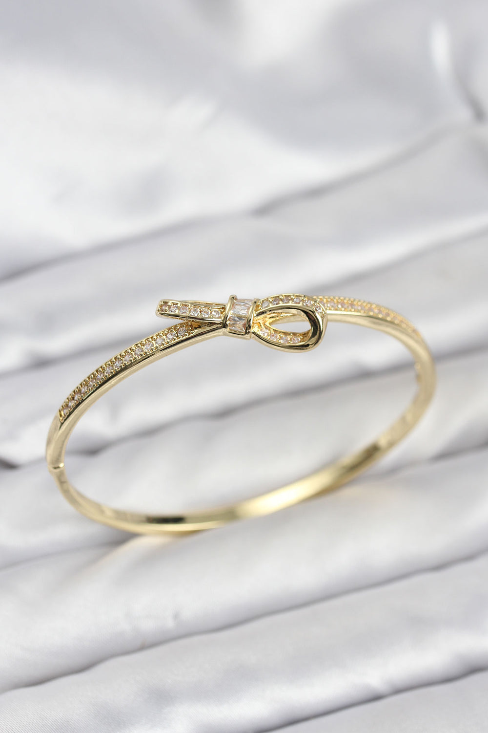 Pirinç Gold Renk Zirkon Taşlı Fiyonk Model Kadın Kelepçe Bileklik TG27BB8224