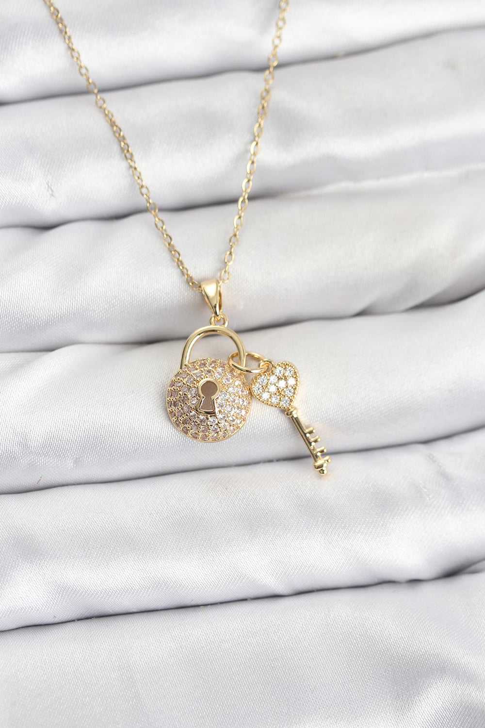 316L Çelik Zincir Gold Renk Kilit Anahtar Model Zirkon Taşlı Kadın Kolye TG27BKO10881