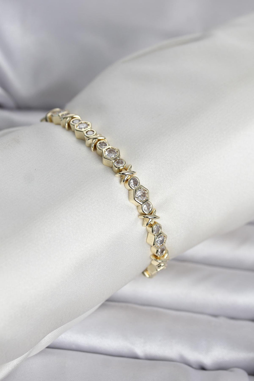 Pirinç Gold Renk Petek Model Zirkon Taşlı Kadın Bileklik TG27BB8429