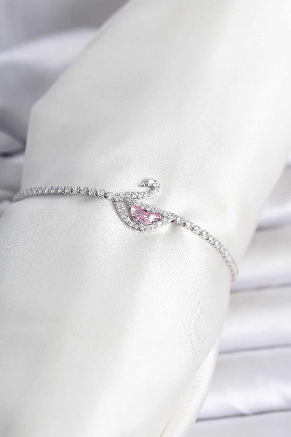 Pirinç Gümüş Renk Zirkon Taşlı Swan Model Su Yolu Kadın Bileklik TG27BB8473
