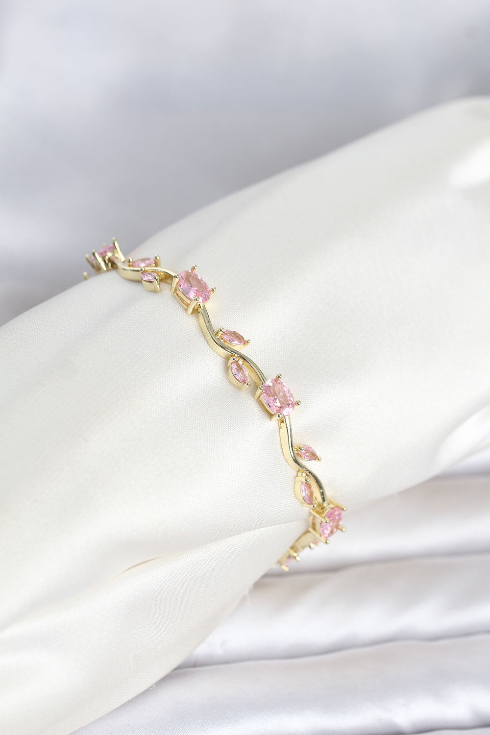 Pirinç Gold Renk Pembe Zirkon Taşlı Çiçek Model Kadın Bileklik TG27BB8589