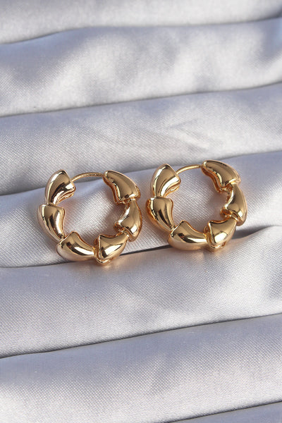 Pirinç Gold Renk Damla Kıvrım Tasarımlı Halka Küpe TG27BKP9084