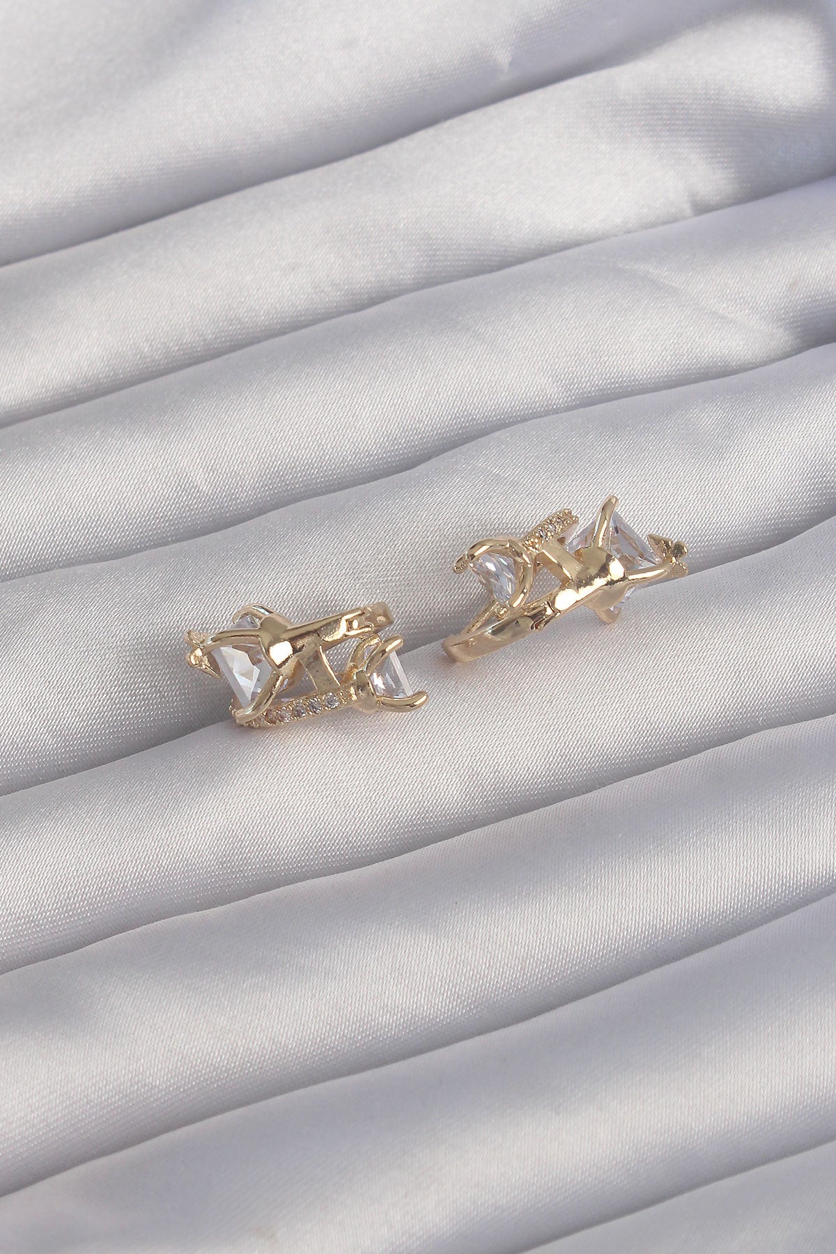Pirinç Gold Renk İri Zirkon Taşlı Kıvrımlı Minimal Kelebekli Halka Küpe TG27BKP9289 - Çok Renkli / Standart
