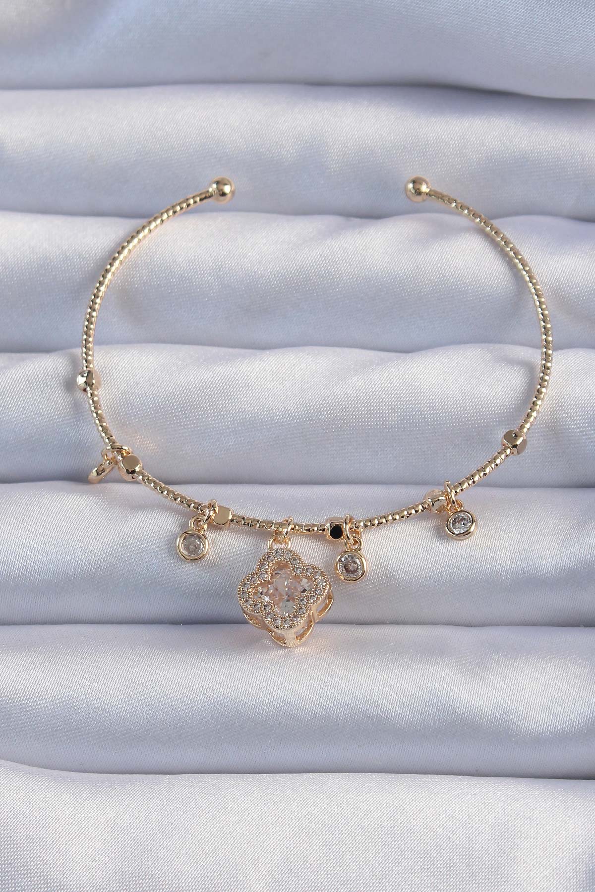 Pirinç Altın Renk Zirkon Taşlı Yonca Model Charm Bileklik TG27BB6327 - Çok Renkli / Standart