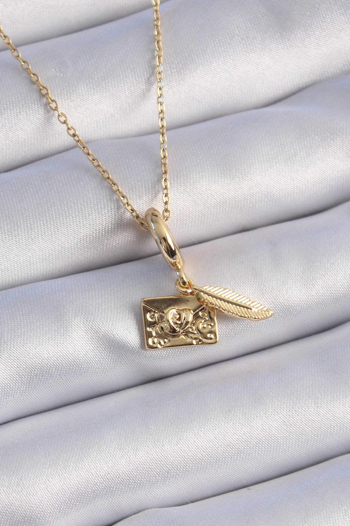 316L Çelik Gold Renk Kalp Detay Mektup Figür Charm Model Kadın Kolye TG27BKO9314 - Çok Renkli / Standart