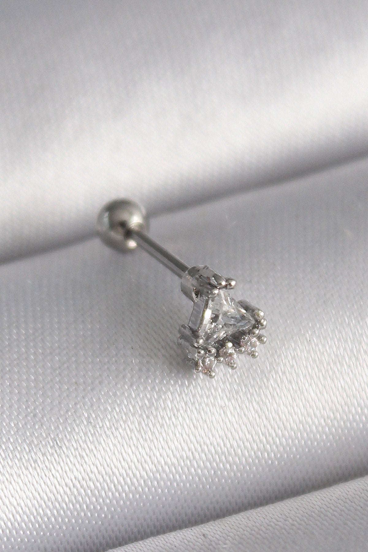 316L Çelik Gümüş Renk Üçgen Zirkon Taşlı Tragus Piercing TG27PR1239 - Çok Renkli / Standart