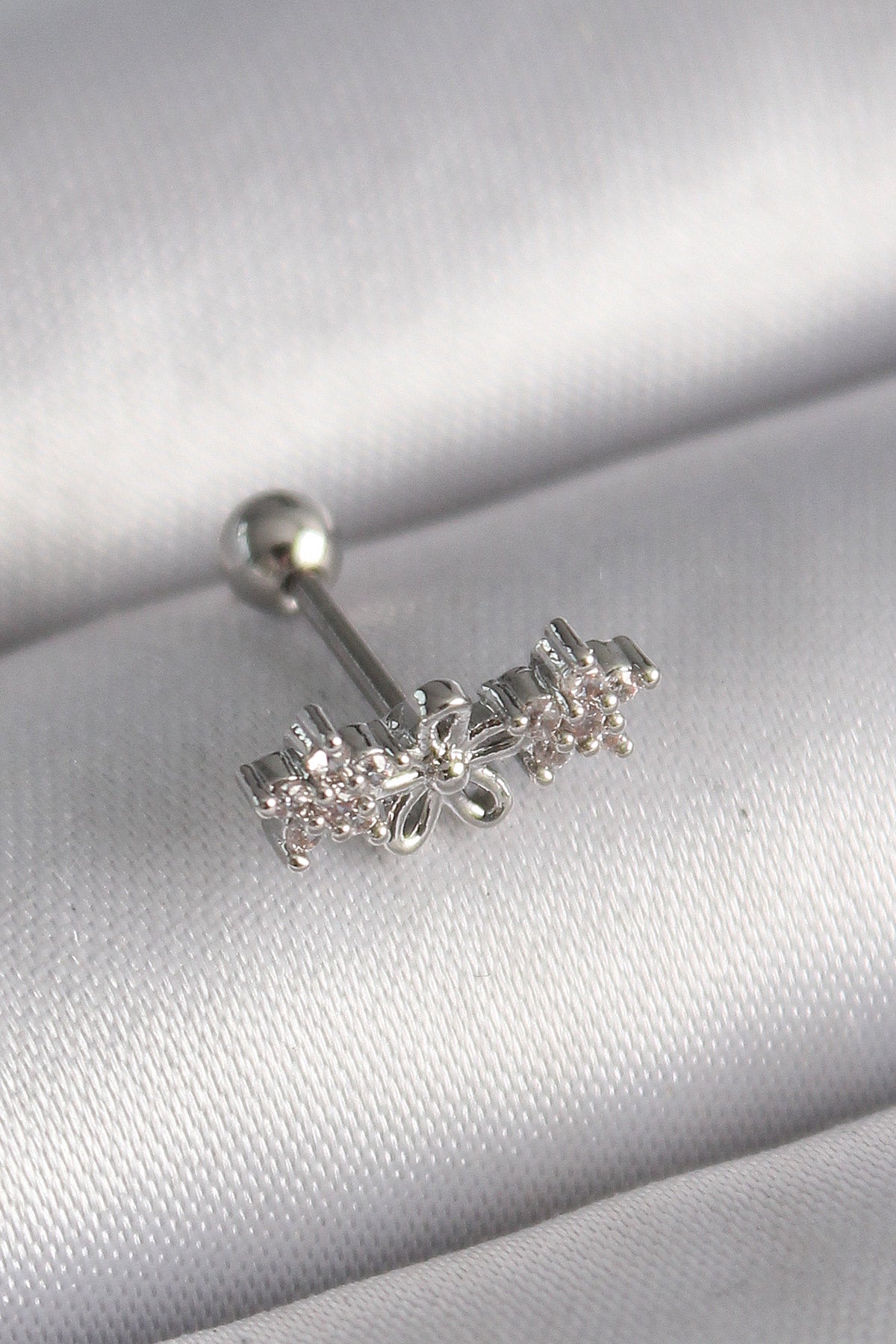 316L Çelik Gümüş Renk Zirkon Taşlı Çiçek Tragus Piercing TG27PR1277 - Çok Renkli / Standart