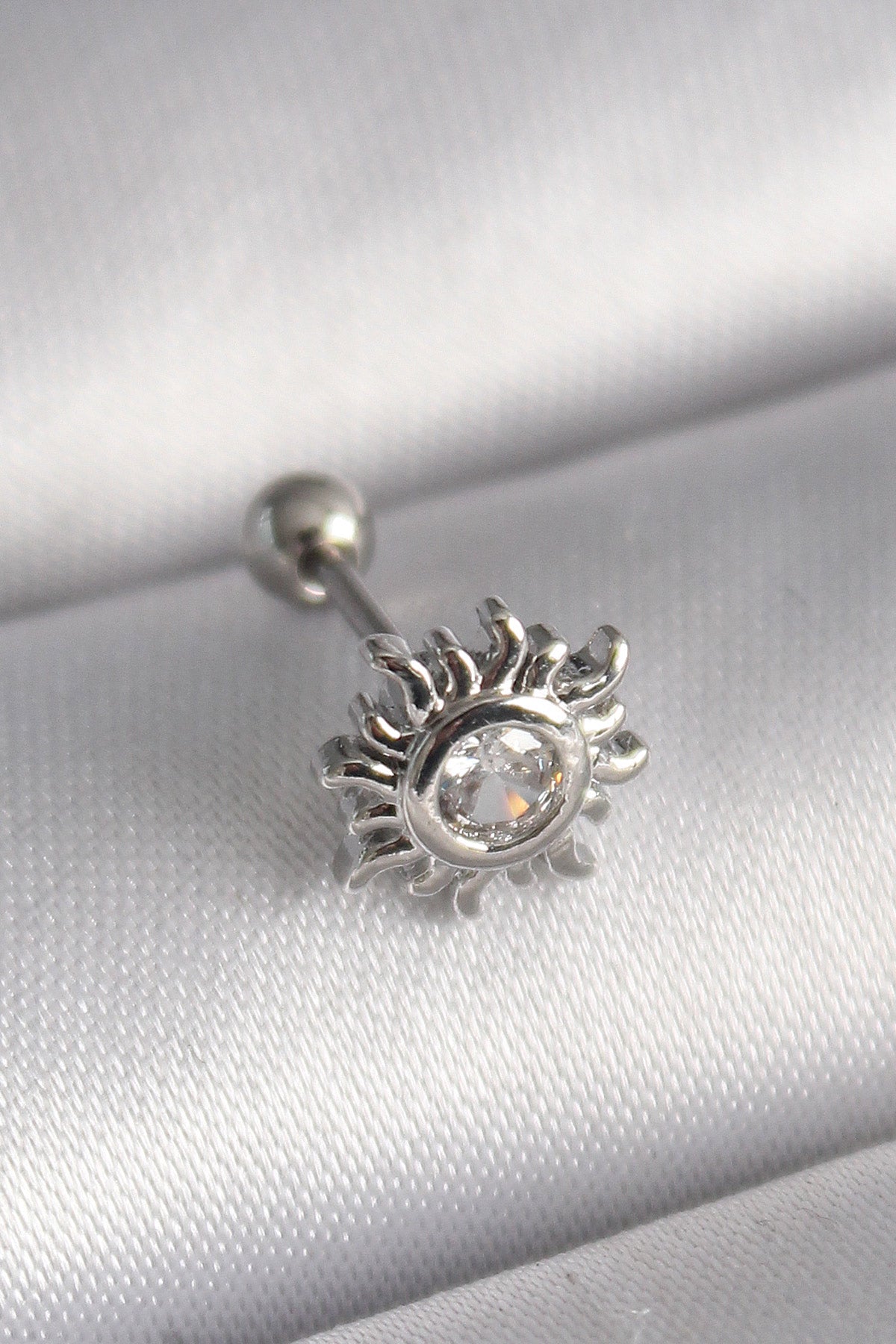 316L Çelik Gümüş Renk Zirkon Taşlı Güneş Tragus Piercing TG27PR1279 - Çok Renkli / Standart