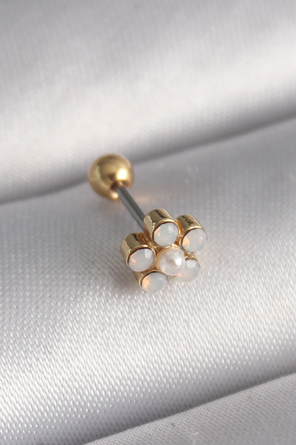 316L Çelik Gold Renk Zirkon Taşlı Çiçek Model Tragus Piercing TG27PR1282 - Çok Renkli / Standart