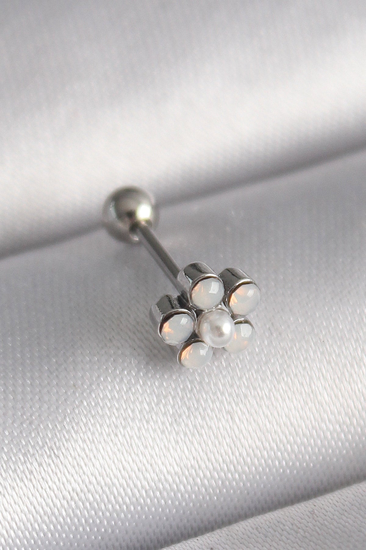 316L Çelik Gümüş Renk Zirkon Taşlı Çiçek Model Tragus Piercing TG27PR1283 - Çok Renkli / Standart