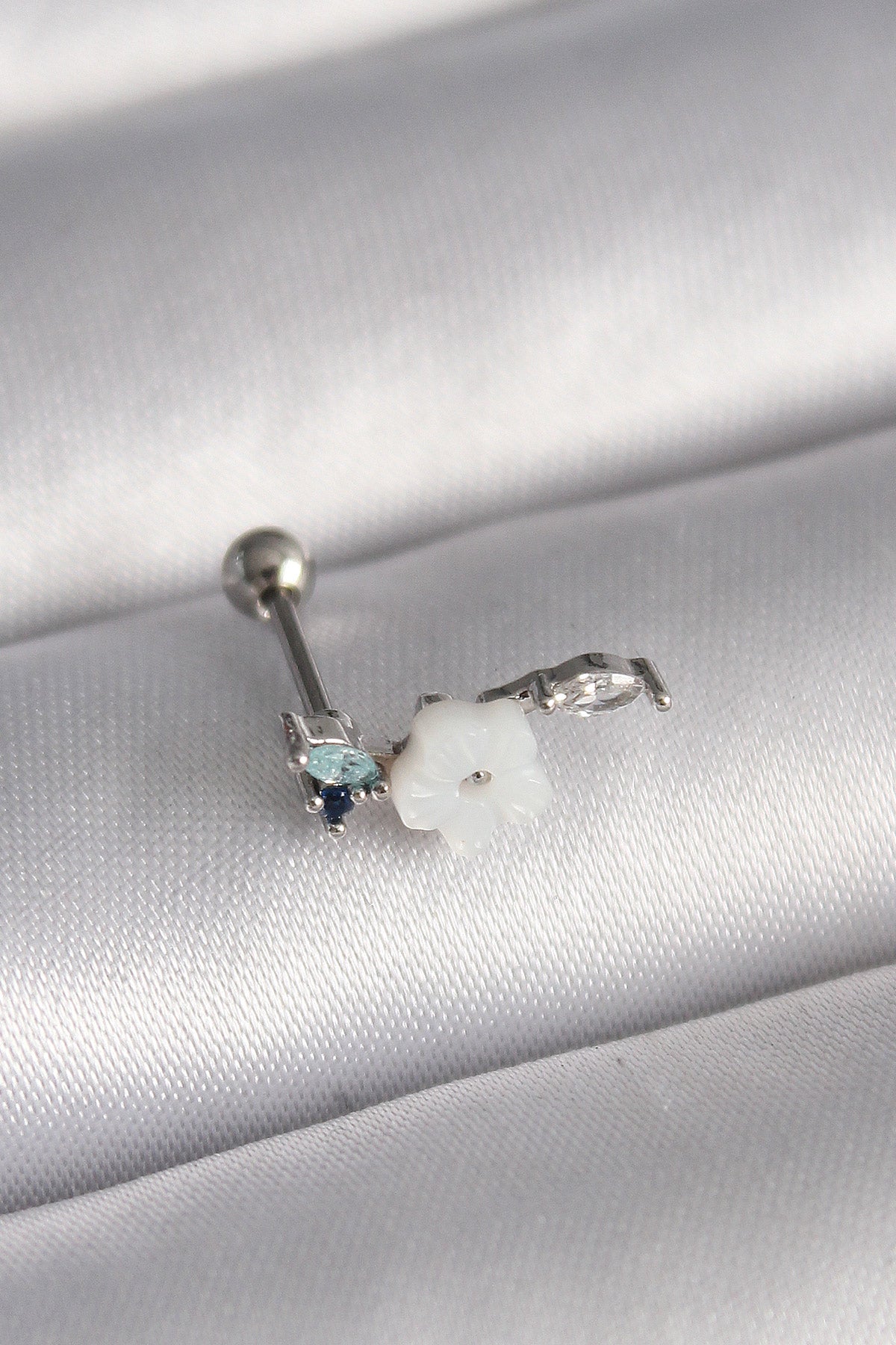 316L Çelik Gümüş Renk Zirkon Taş Detay Beyaz Çiçek Model Tragus Piercing TG27PR1359 - Çok Renkli / Standart