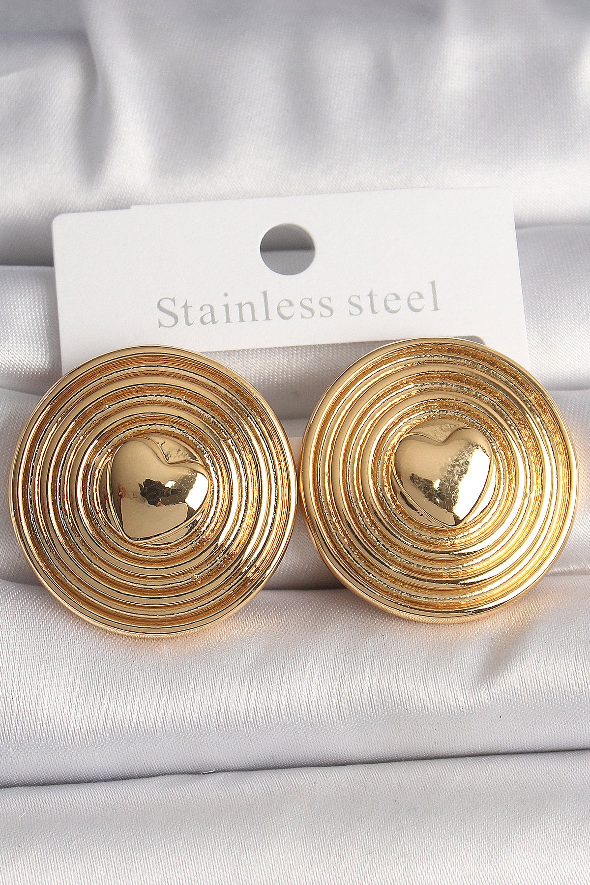 Pirinç Gold Renk Kalp İşlemeli Daire Plaka Model Kadın Küpe TG27BKP10155 - Çok Renkli / Standart