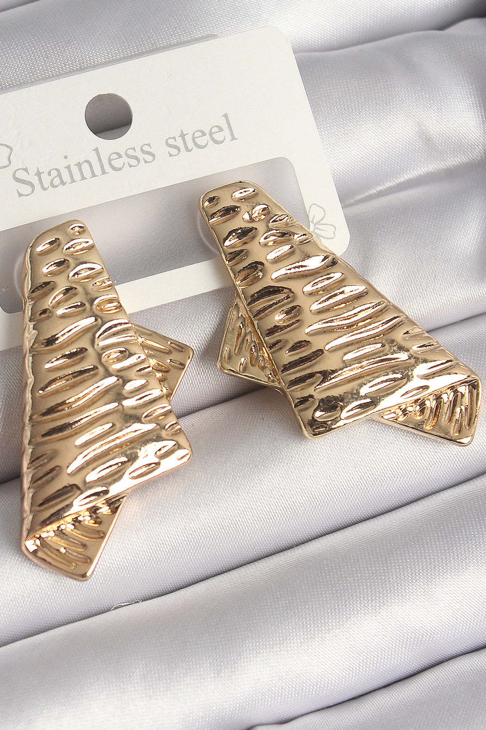 Pirinç Gold Renk İşleme Detaylı Katlanmış Kare Plaka Model Kadın Küpe TG27BKP10261