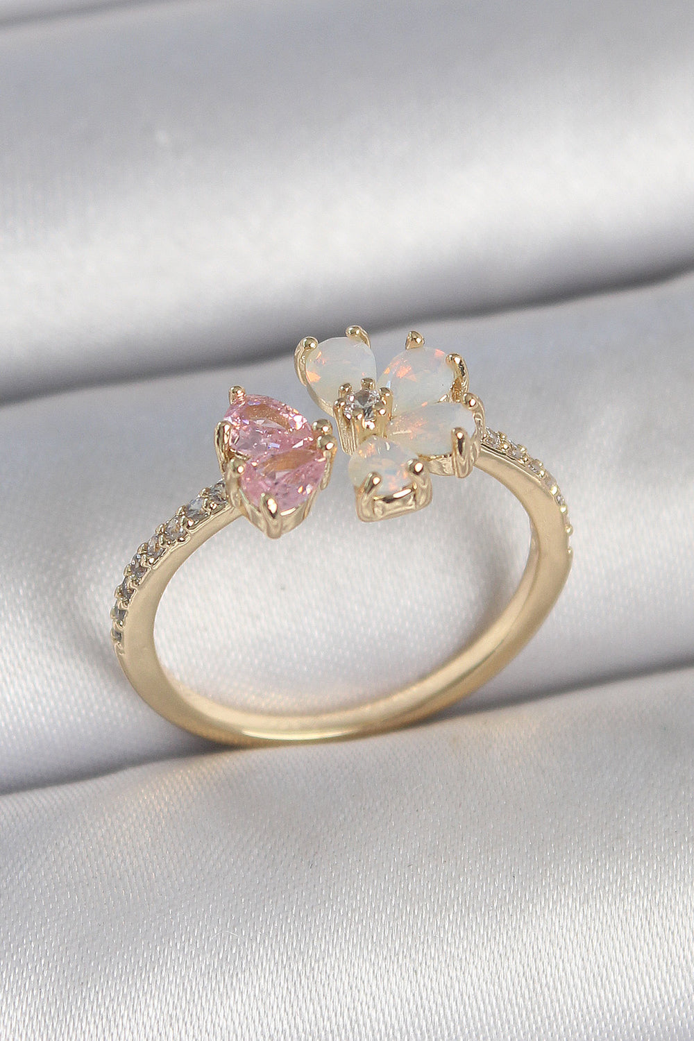 Pirinç Gold Renk Beyaz Mineli Pembe Zirkon Taşlı Çiçek Model Kadın Yüzük TG27BYK3709