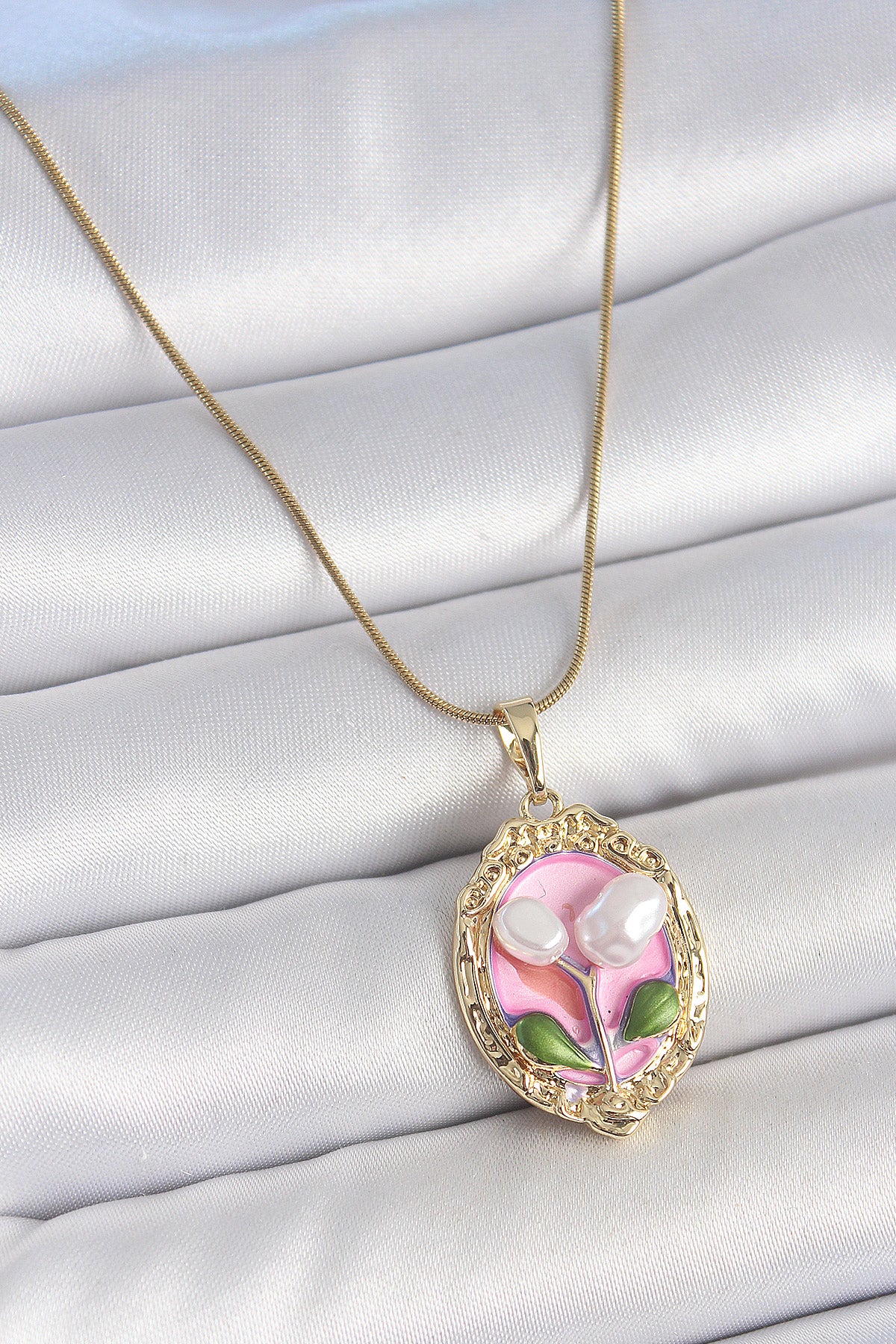 316L Çelik Gold Renk Zincir Pembe Mineli İncili Çiçek İşlemeli Portre Model Kadın Kolye TG27BKO10169 - Standart / Standart