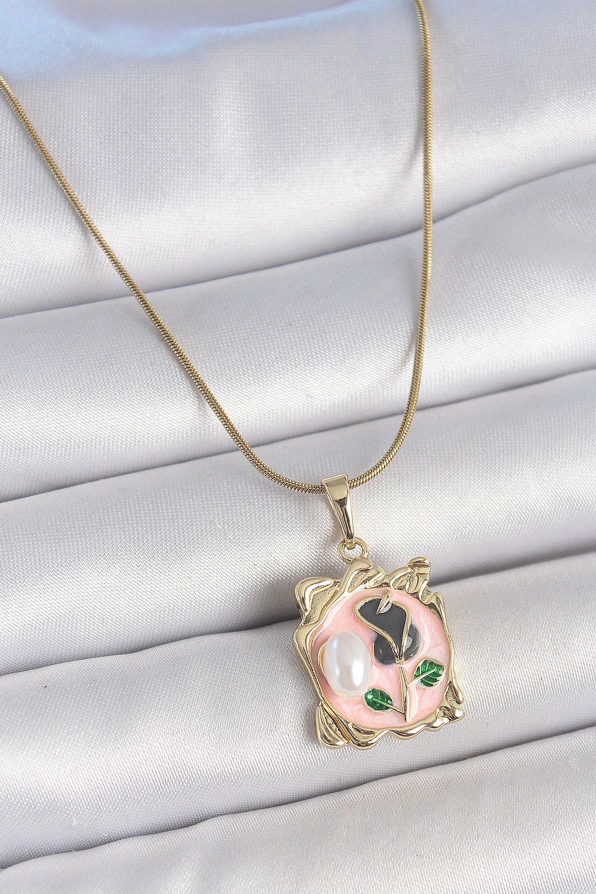 316L Çelik Gold Renk Zincir Pembe Mineli Çiçek İşlemli İnci Detay Portre Model Kadın Kolye TG27BKO10185 - Çok Renkli / Standart