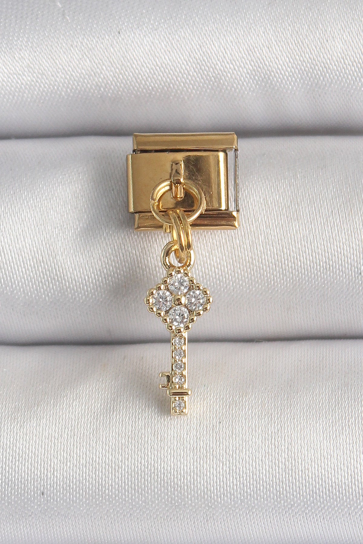 316L Çelik Gold Renk Sallantı Zirkon Taşlı Anahtar Model Nomination Charm TG27BC1347 - Çok Renkli / Standart