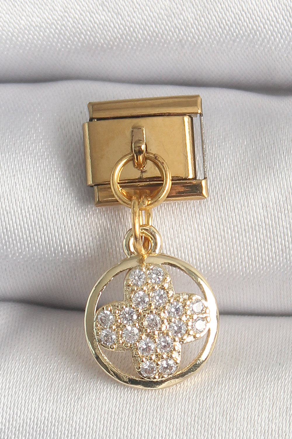 316L Çelik Gold Renk Sallantı Zirkon Taşlı Yonca Model Nomination Charm TG27BC1340