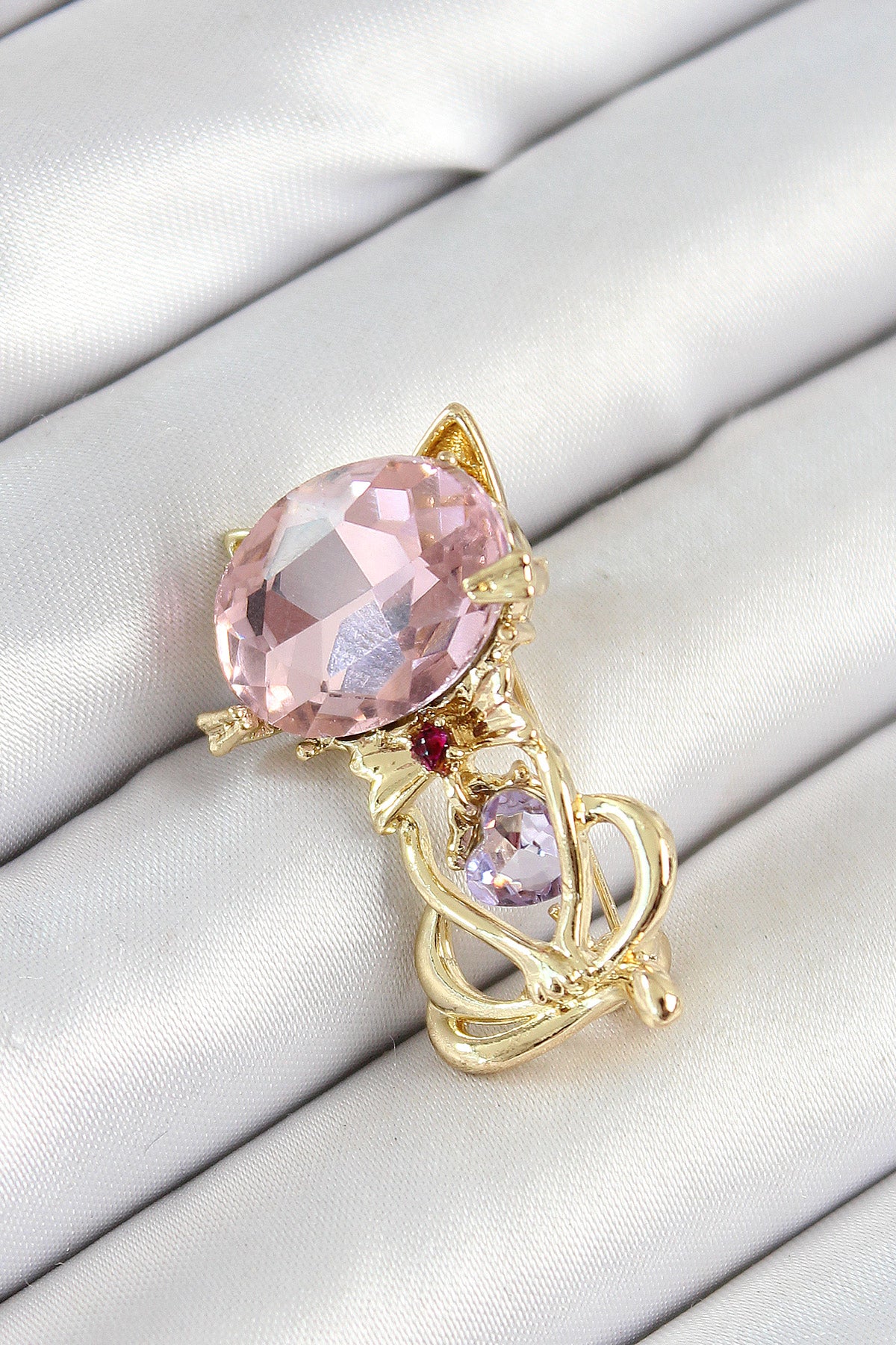 Pembe Zirkon Taşlı Kap Detaylı Kedi Figürlü Gold Renk Kadın Broş TG27BR447 - Çok Renkli / Standart