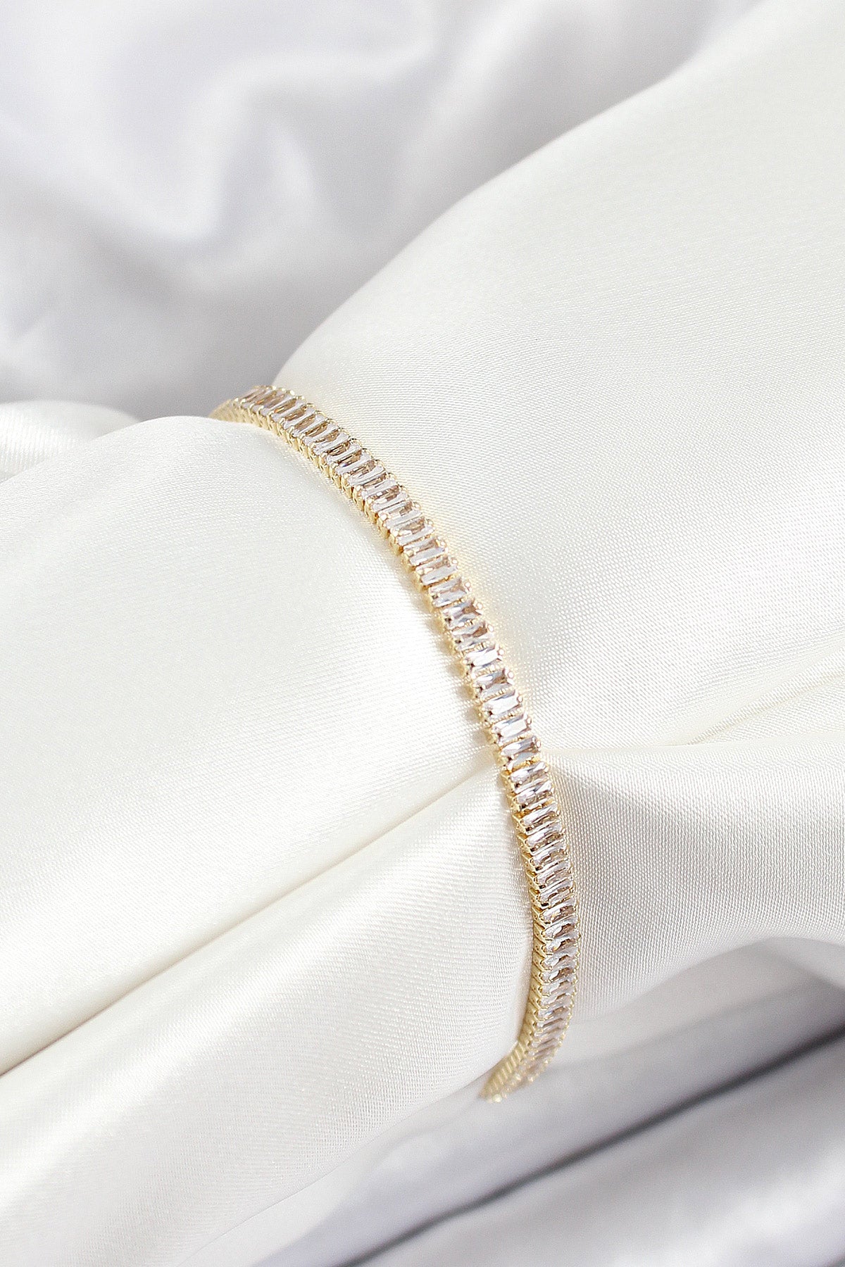 Pirinç Zirkon Taşlı İnce Su Yolu Model Gold Renk Kadın Bileklik TG27BB7034 - Çok Renkli / Standart