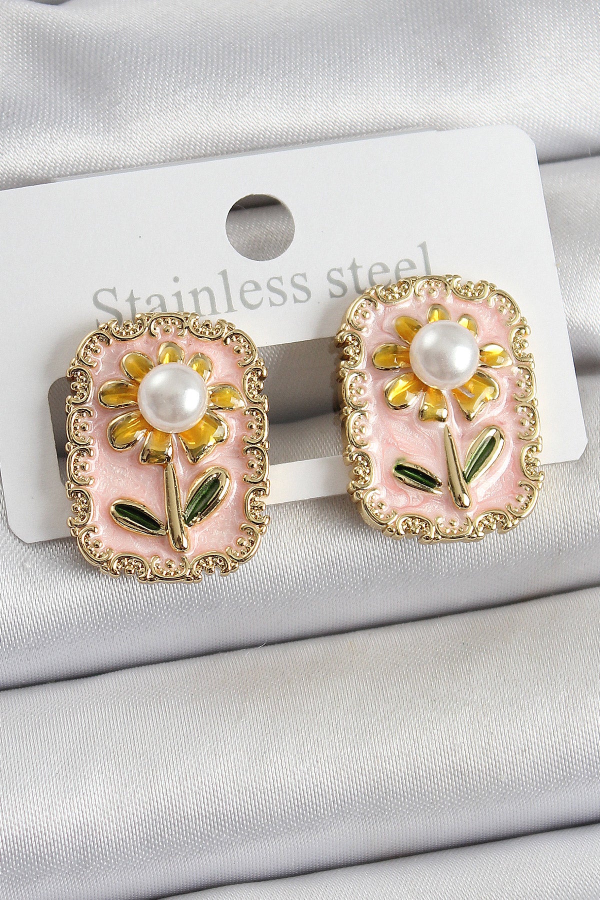 Pirinç Pembe Mineli Papatya Figürlü Sanatsal Portre Model Gold Renk Kadın Küpe TG27BKP10687 - Çok Renkli / Standart