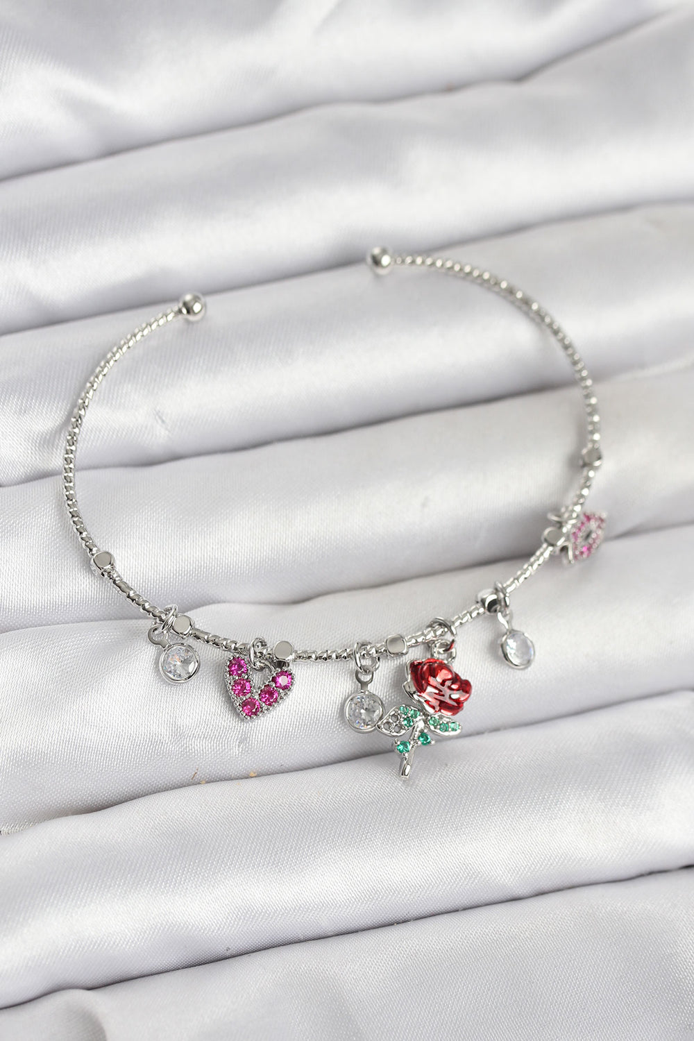 Gül Charmlı Gümüş Renk Pirinç Kadın Bileklik TG27BB8044