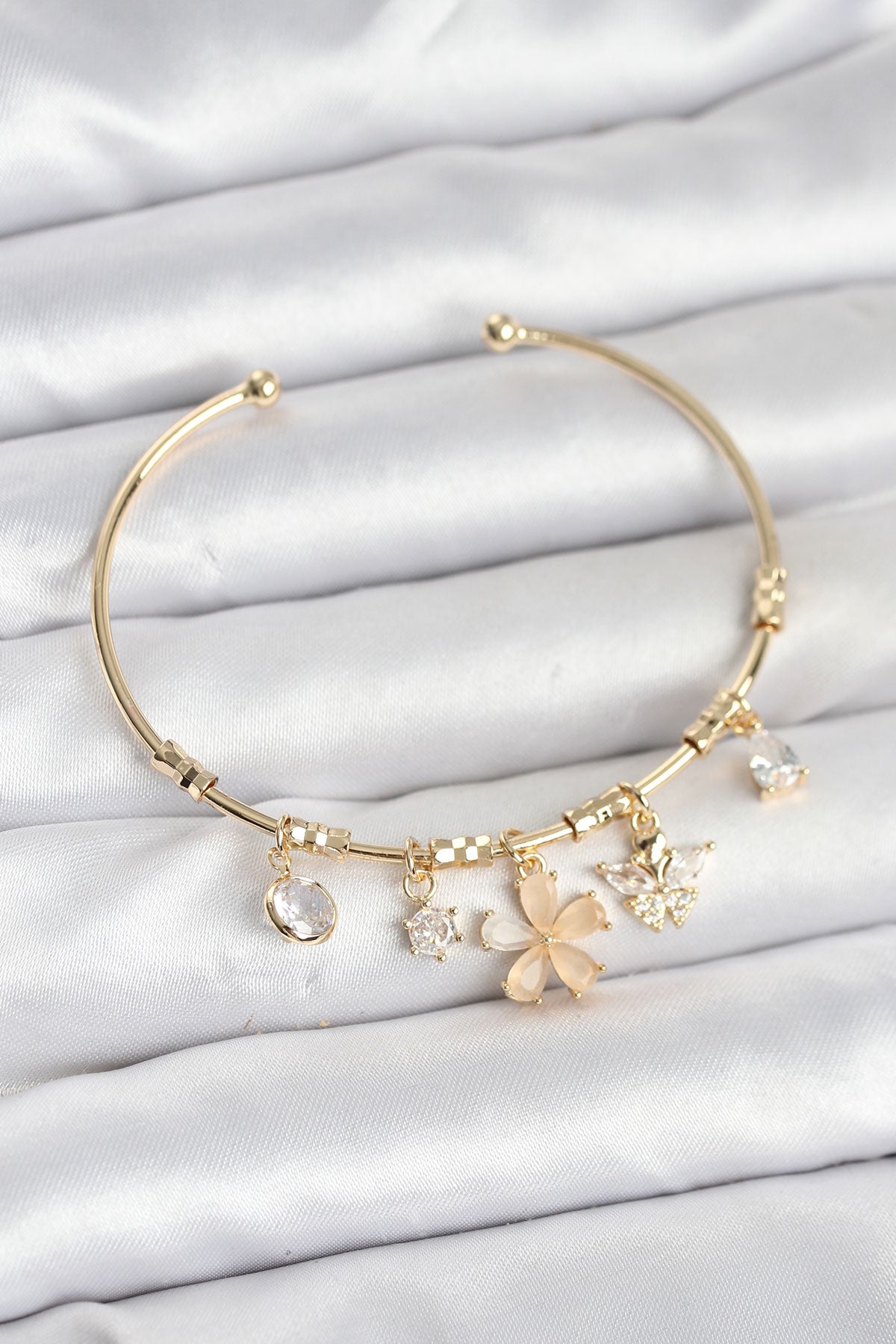 Çiçek ve Kelebek Charmlı Gold Renk Pirinç Kadın Bileklik TG27BB8049 - Çok Renkli / Standart