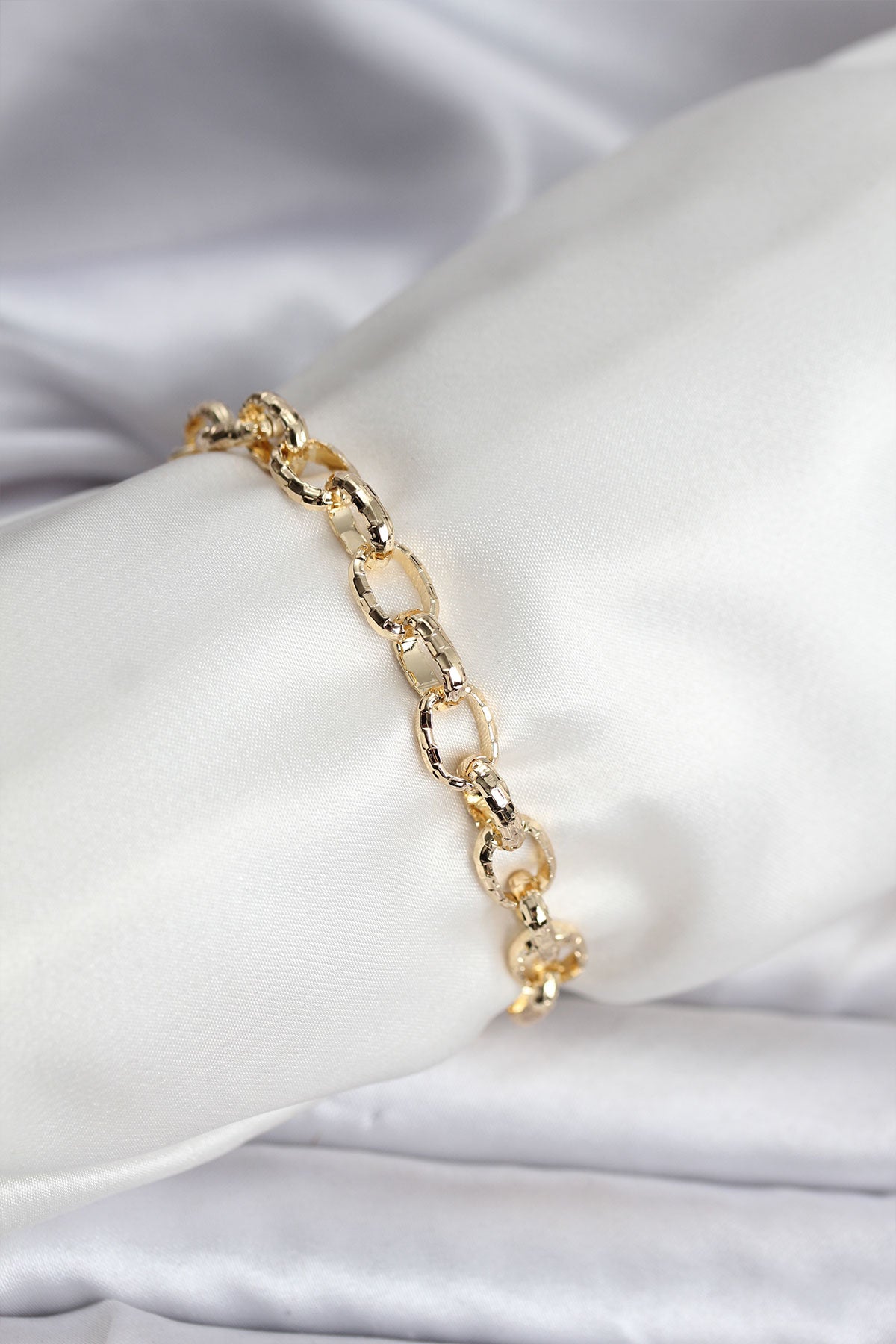 14K Gold Renk Kaplama Lazerli Zincir Model CM Kadın Bileklik TG27BB8120 - Çok Renkli / Standart