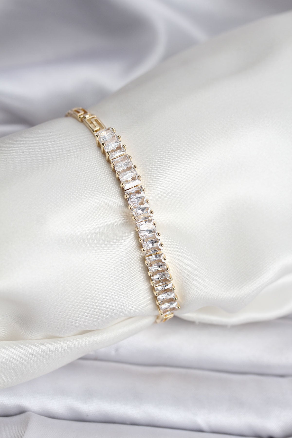 14K Gold Renk Kaplama Zirkon Taşlı Baget Model CM Kadın Bileklik TG27BB8126 - Çok Renkli / Standart