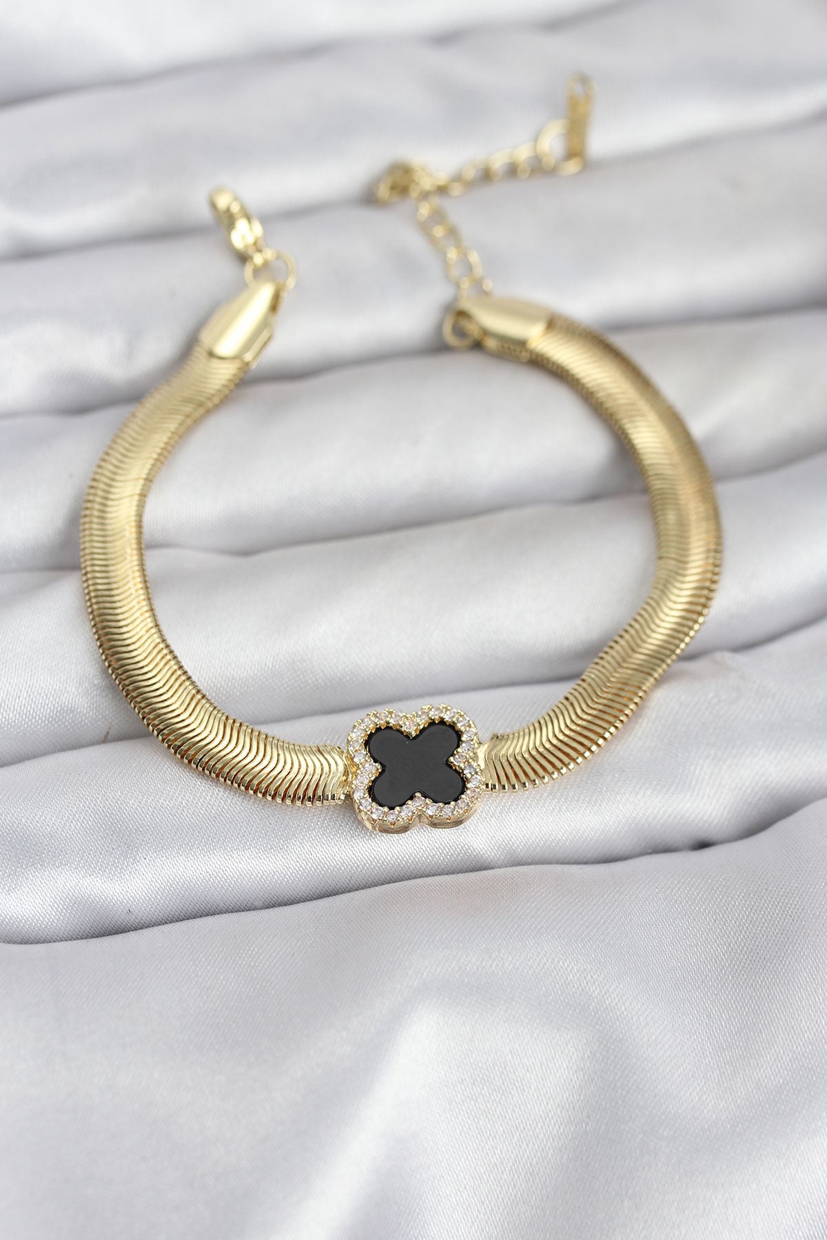 316L Çelik Gold Renk Siyah Yonca Model Zirkon Taşlı Yılan Zincirli Kadın Bileklik TG27BB8156 - Çok Renkli / Standart