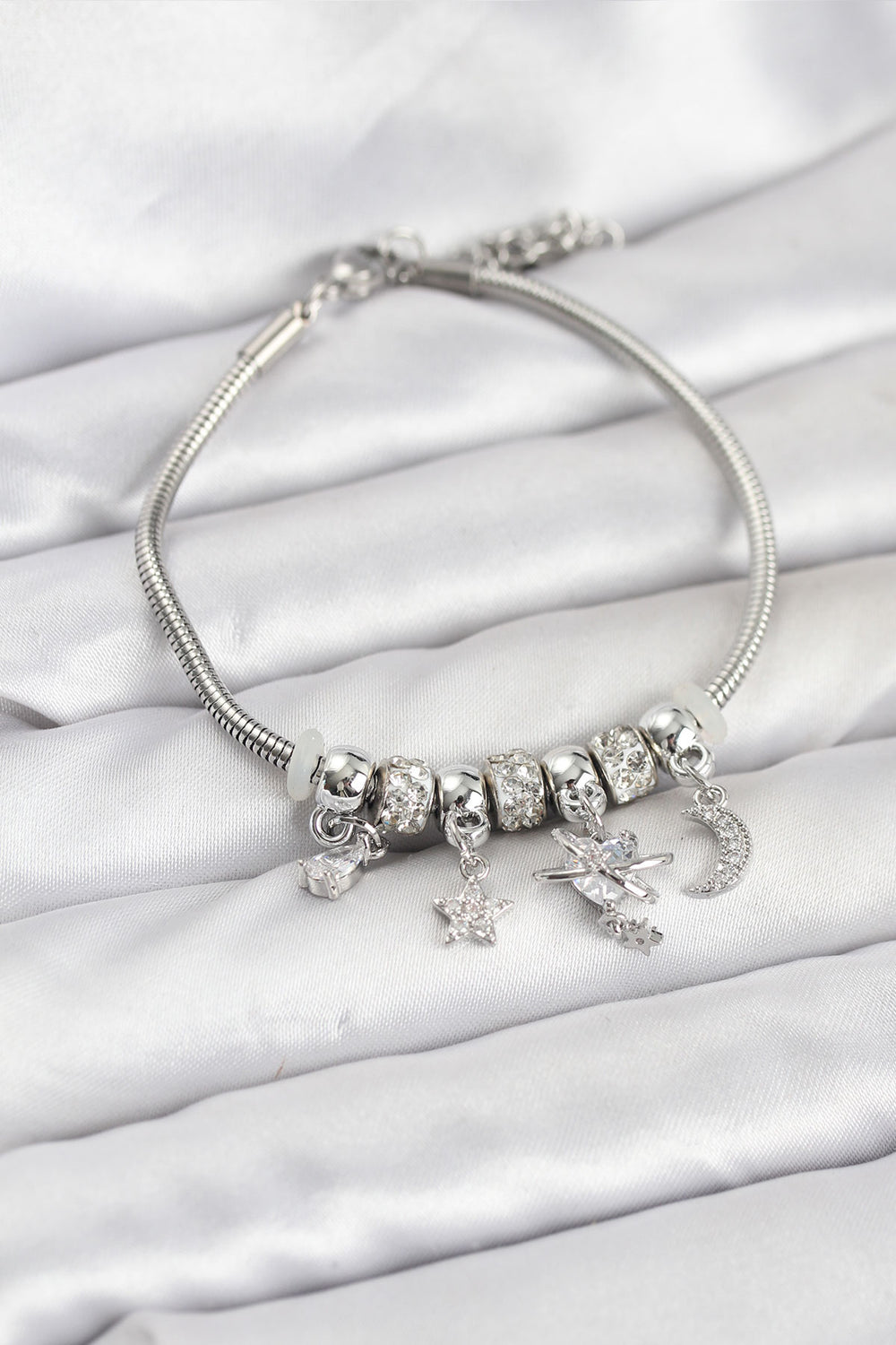 Pirinç Gümüş Renk Kalpli Model Charmlı Kadın Bileklik TG27BB8176