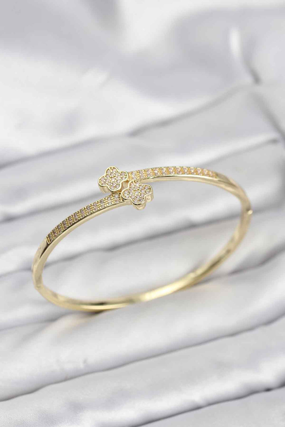 Pirinç Gold Renk Zirkon Taşlı Yonca Model Kadın Kelepçe Bileklik TG27BB8227