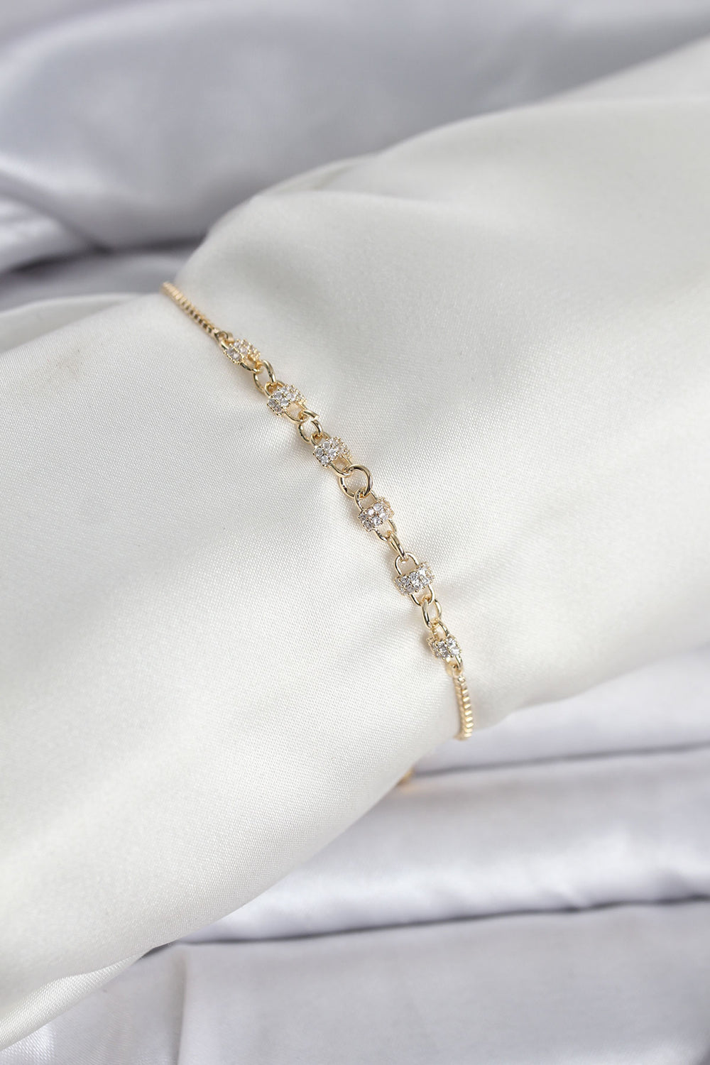 Gold Renk Zincir Model Zirkon Taşlı Pirinç Asansörlü Kadın Bileklik TG27BB8332