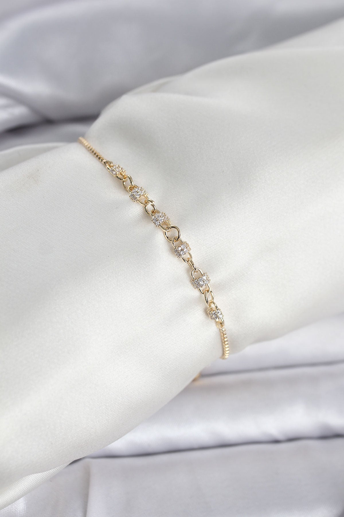 Gold Renk Zincir Model Zirkon Taşlı Pirinç Asansörlü Kadın Bileklik TG27BB8332 - Çok Renkli / Standart