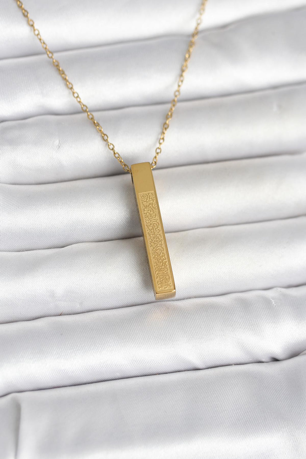 316L Çelik Gold Renk Ayetel Kürsi Yazılı Bar Çubuk Kolye TG27BKO11057