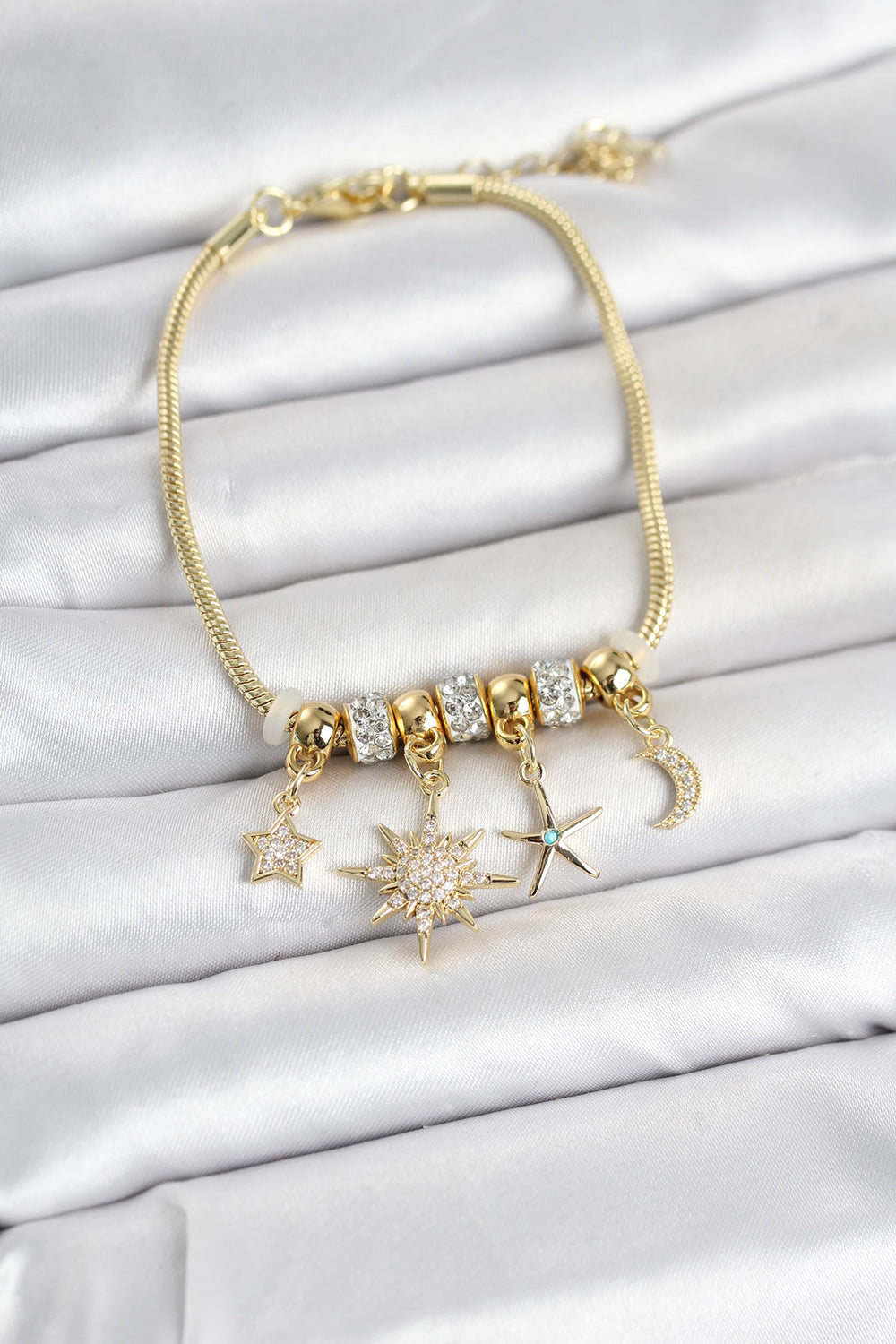 Pirinç Gold Renk Kutup Yıldızı Detaylı Charmlı Kadın Bileklik TG27BB8454