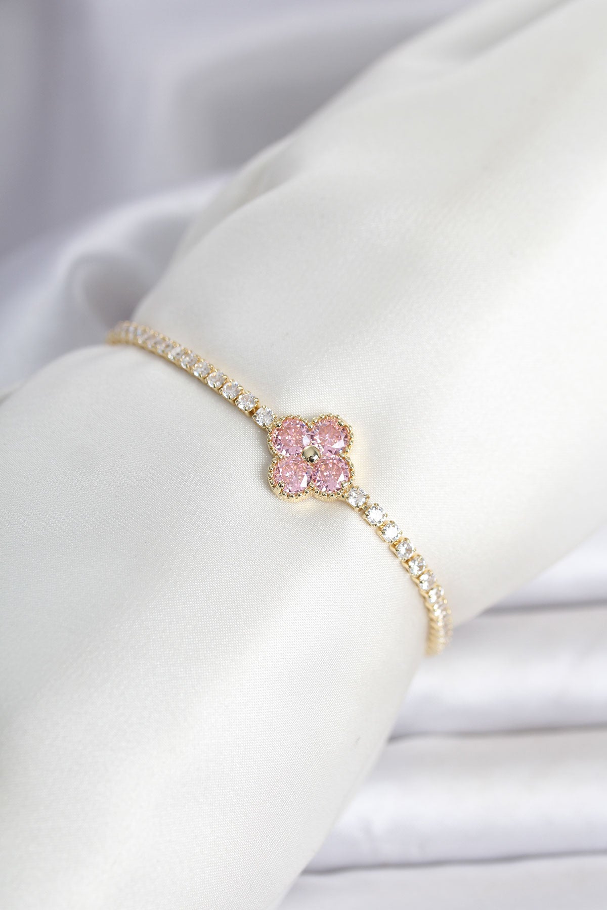 Pirinç Gold Renk Pembe Zirkon Taşlı Yonca Model Su Yolu Kadın Bileklik TG27BB8466 - Çok Renkli / Standart