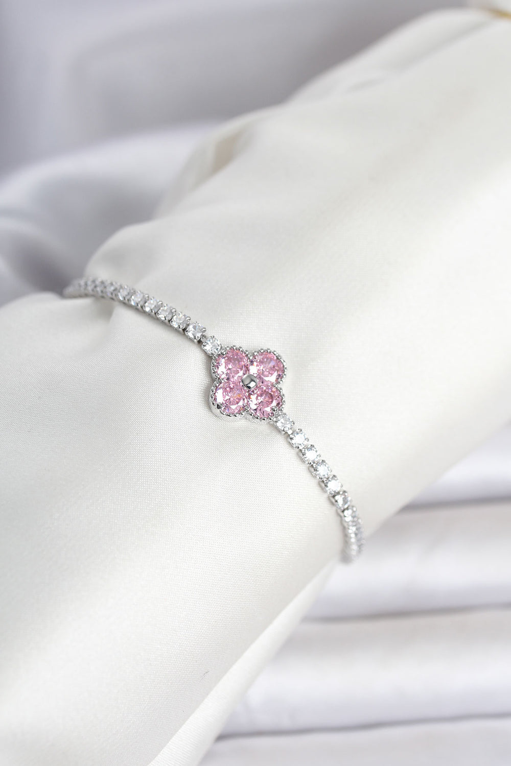 Pirinç Gümüş Renk Pembe Zirkon Taşlı Yonca Model Su Yolu Kadın Bileklik TG27BB8467