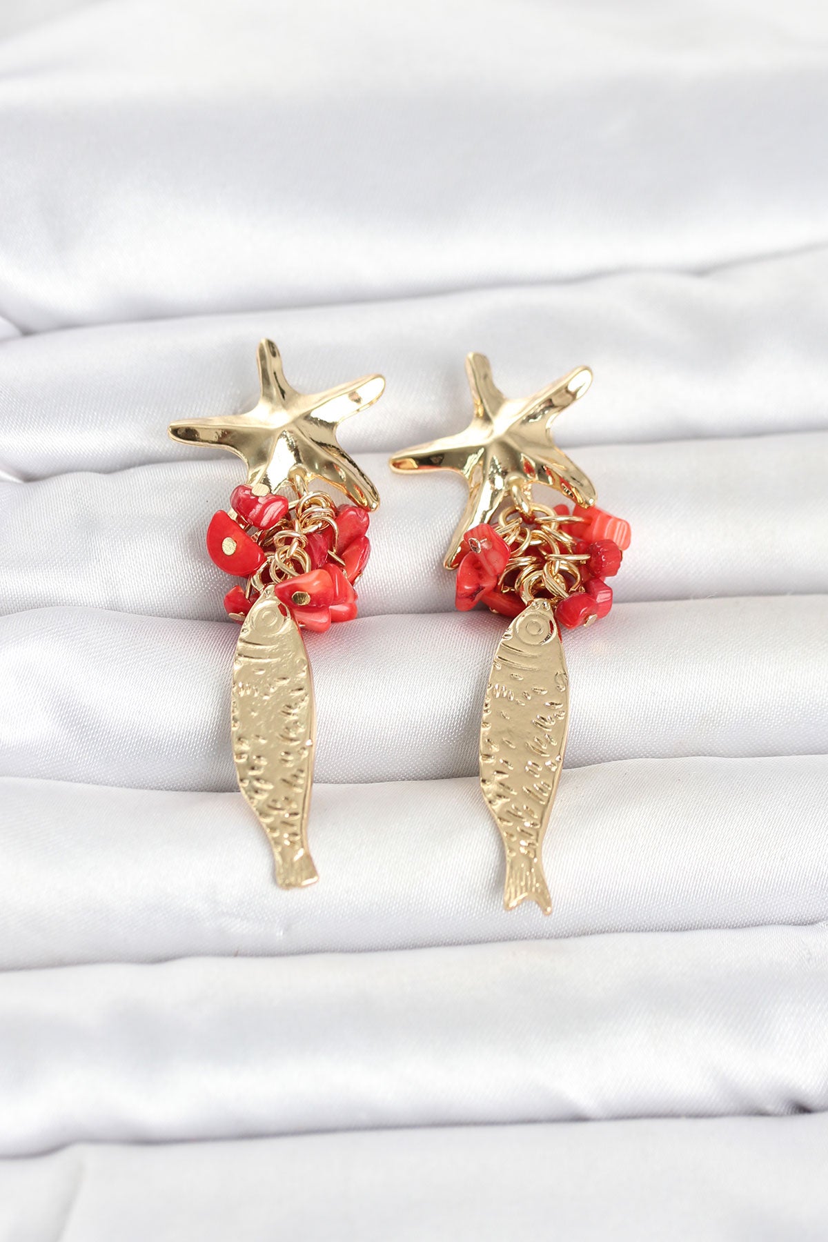 Deniz Yıldızı ve Balık Detaylı Kırmızı Taşlı Gold Renk Kadın Küpe TG27BKP11795 - Çok Renkli / Standart