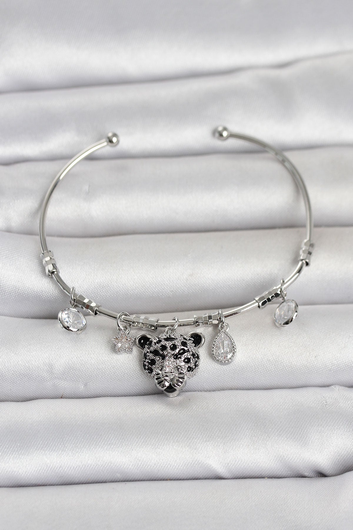 Pirinç Gümüş Renk Leopar Detaylı Charmlı Kadın Bileklik TG27BB8489 - Çok Renkli / Standart