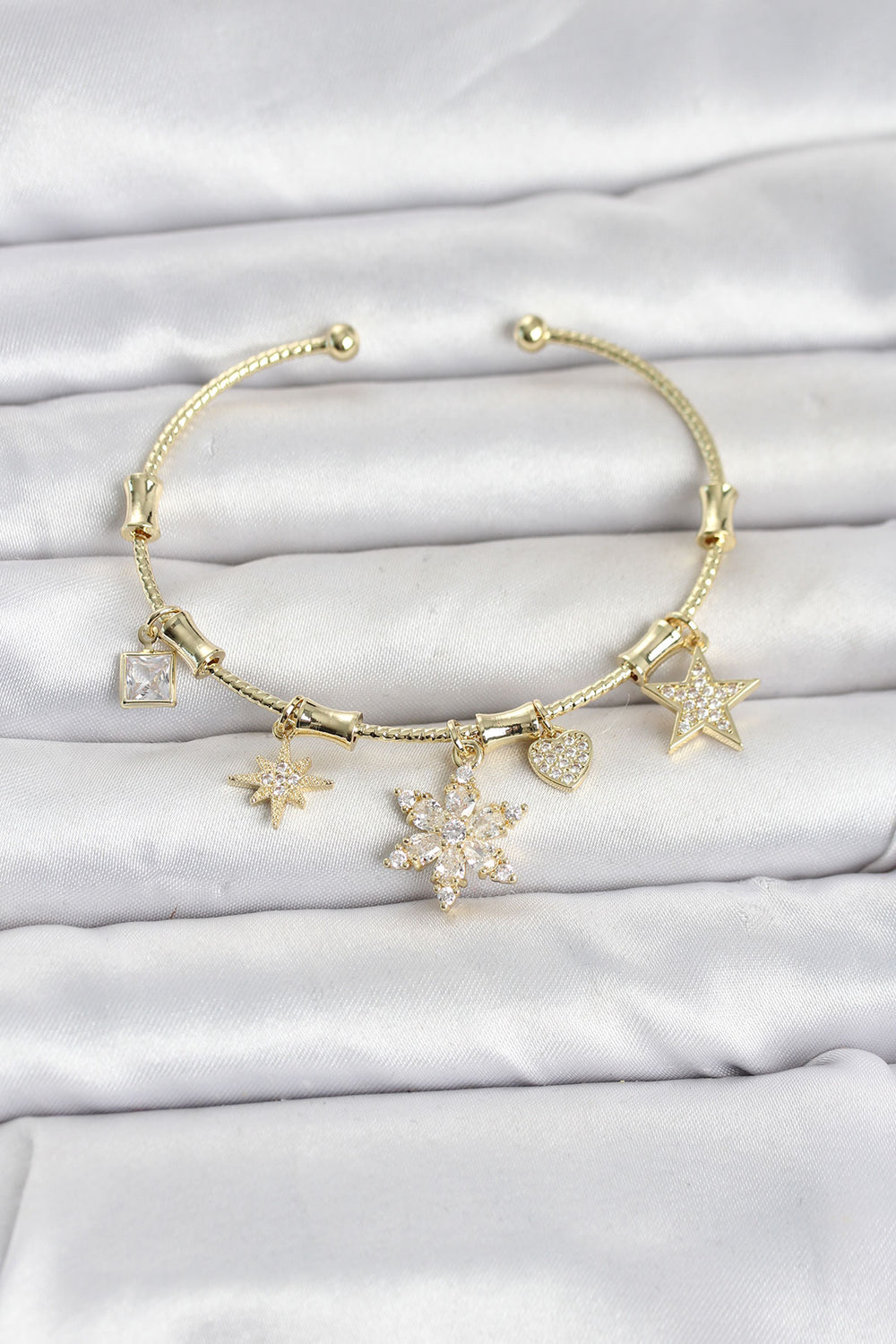 Pirinç Gold Renk Lotus Detay Charmlı Kadın Bileklik TG27BB8503