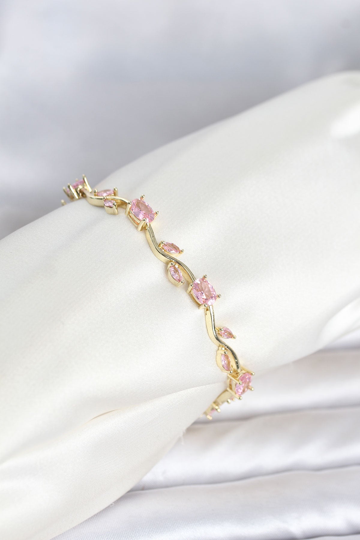 Pirinç Gold Renk Pembe Zirkon Taşlı Çiçek Model Kadın Bileklik TG27BB8589 - Çok Renkli / Standart