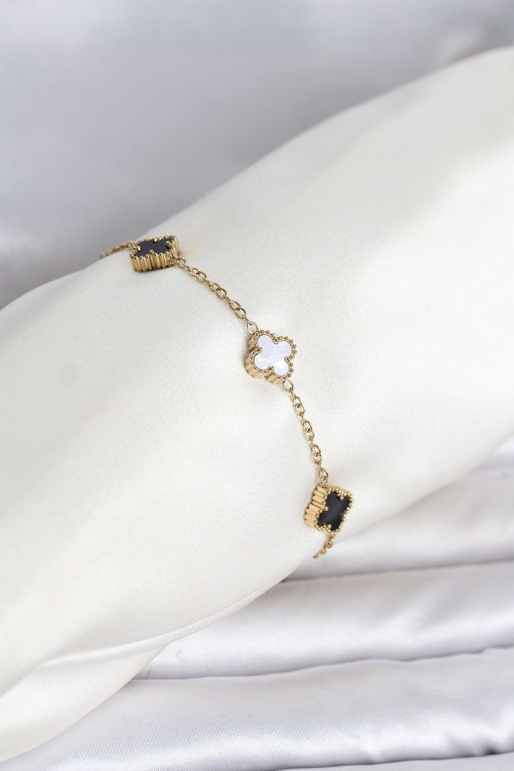 316L Çelik Gold Renk Siyah Beyaz Baby Yonca Model Kadın Bileklik TG27BB8557