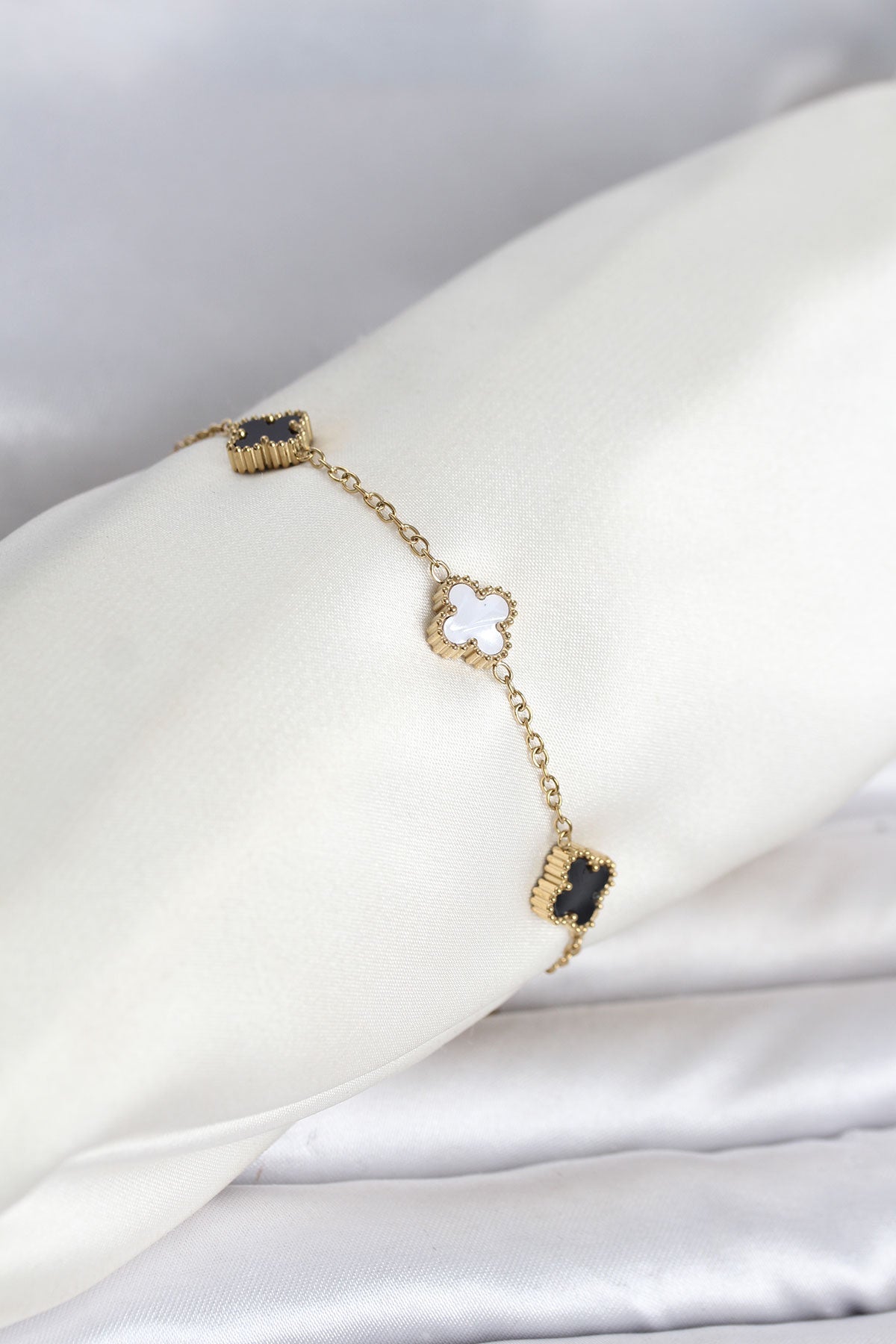 316L Çelik Gold Renk Siyah Beyaz Baby Yonca Model Kadın Bileklik TG27BB8557 - Çok Renkli / Standart