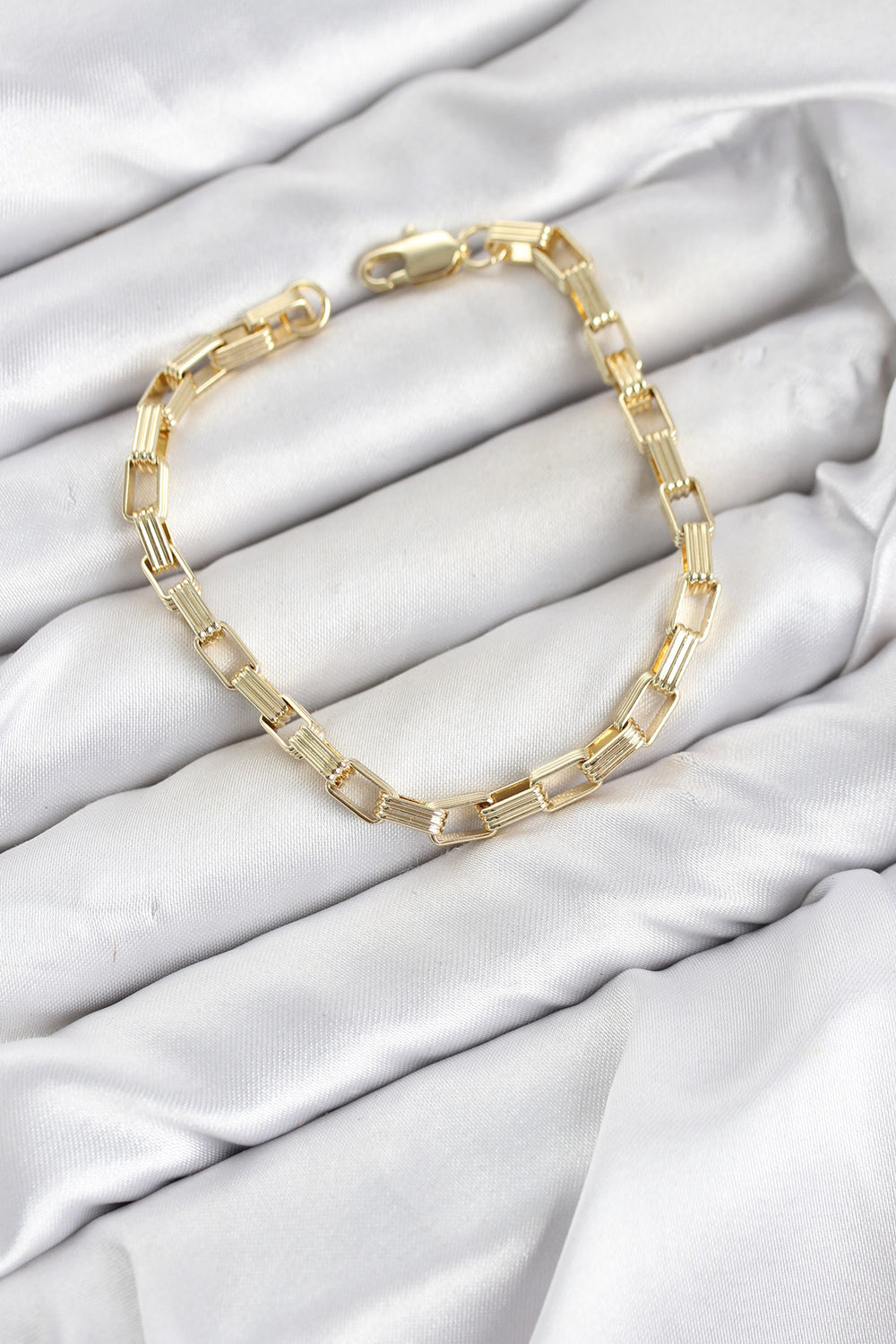 CM Kare Halka Model Gold Renk Pirinç Kadın Bileklik TG27BB8592